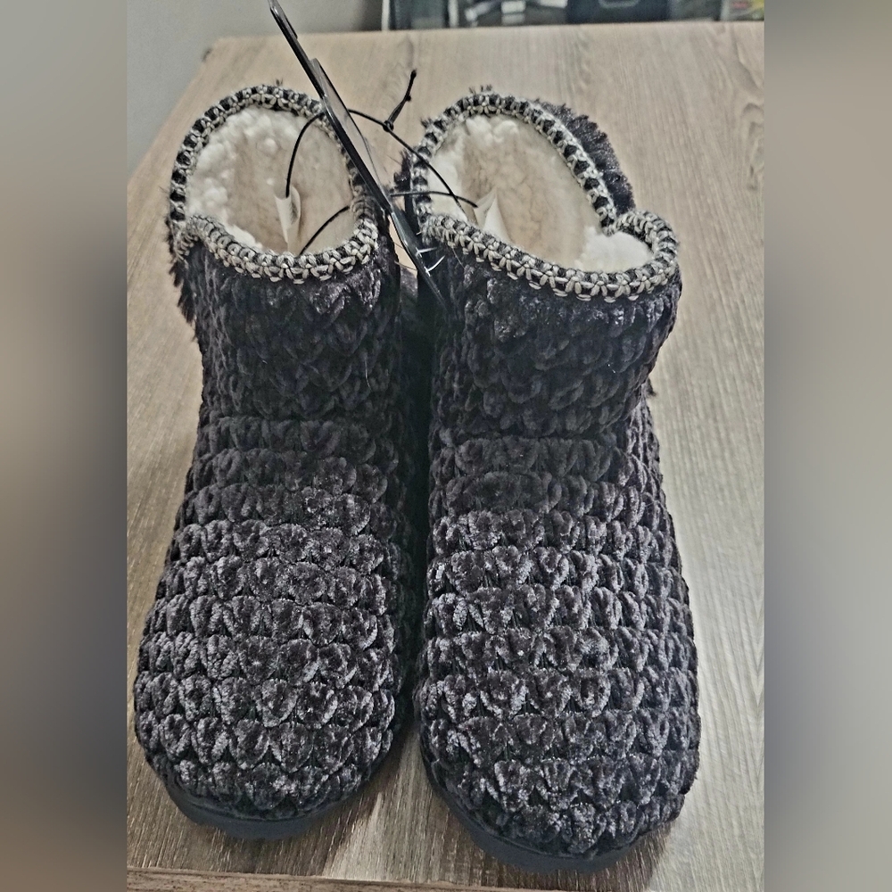 NWT Womens Muk Luks Chenille slipper booties black size 7W